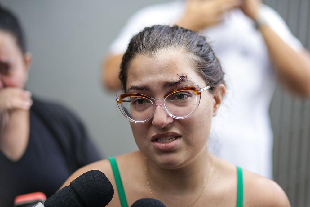 Estudante agredida presta depoimento e recebe ligações do suspeito na delegacia