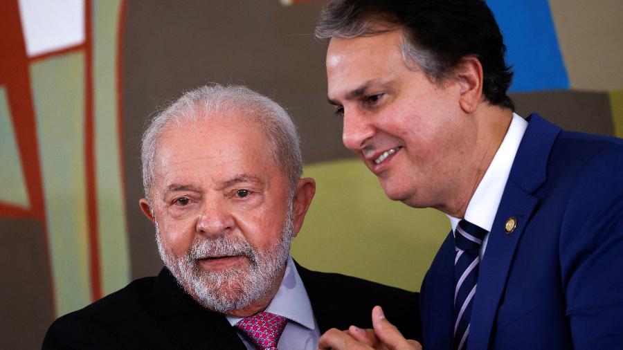 19.01.23 - O presidente Lula (PT) e o ministro da Educação, Camilo Santana, em encontro com reitores federais no Palácio do Planalto | Imagem: REUTERS/Adriano Machado