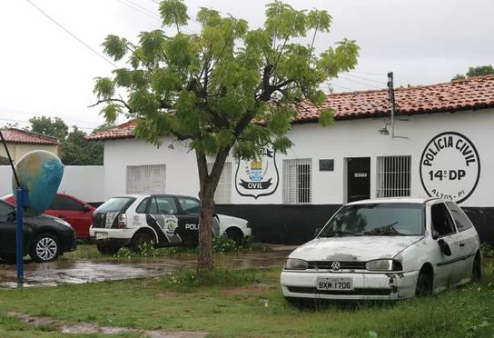 Jovem é morto a tiros e pauladas na porta de casa, em Altos
