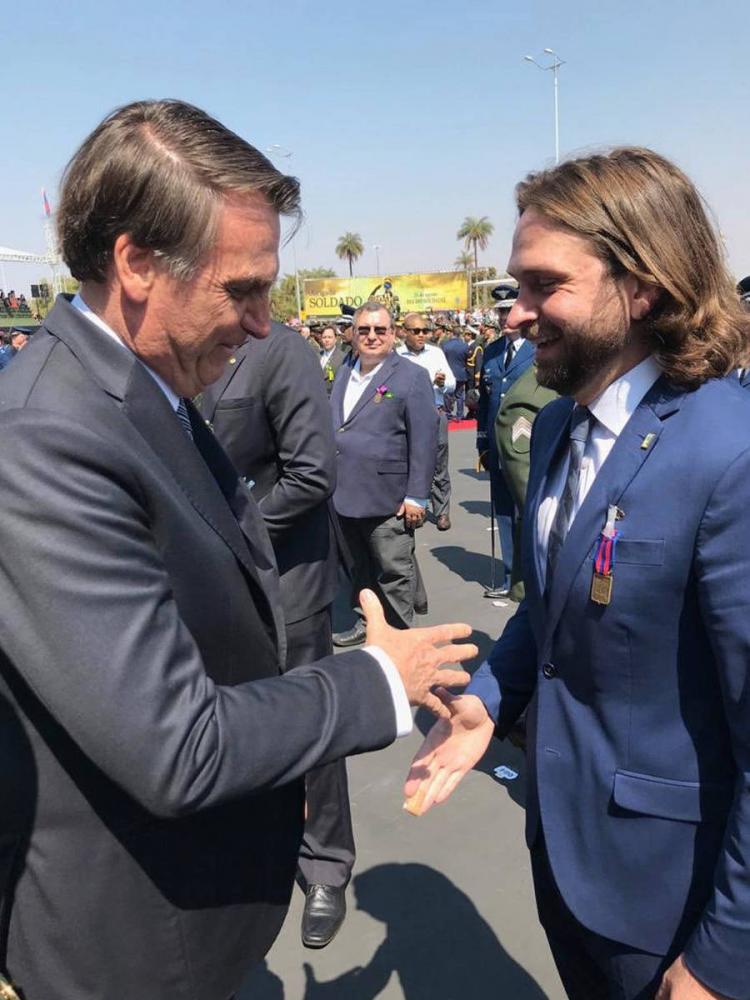 Bolsonaro cancela recontratação de assessor que usou jato da FAB