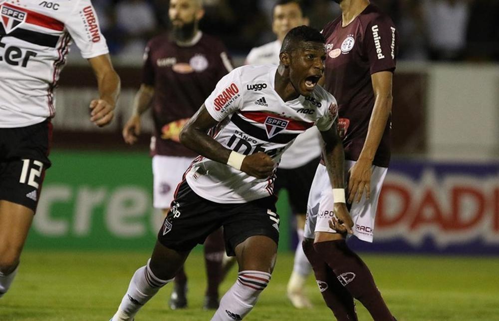 São Paulo mostra frieza para virar jogo, mas perde chances