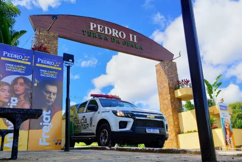 Jornalista é preso após dar tapa no bumbum de mulher e desacatar policiais em festa de Pedro II