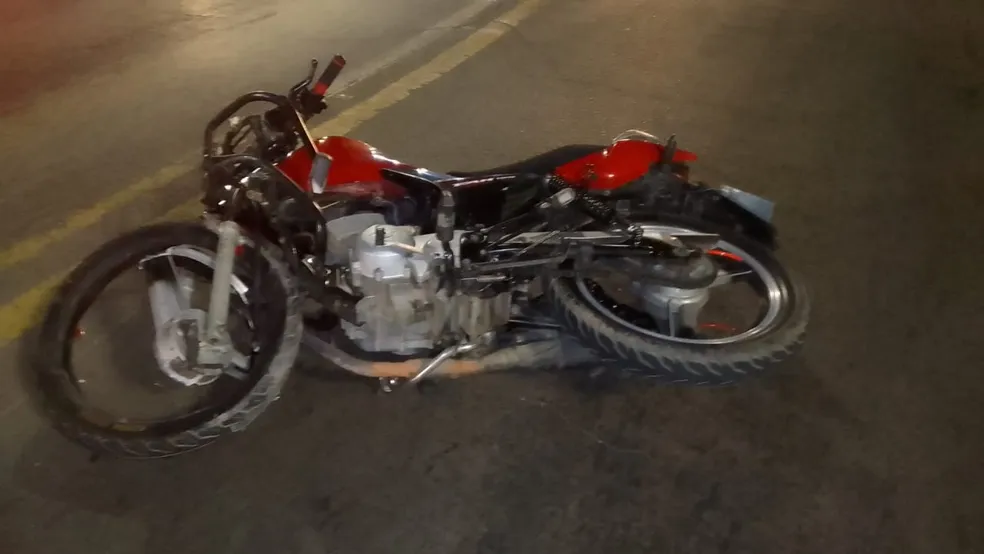 Homem fica gravemente ferido após colisão frontal entre carro e moto
