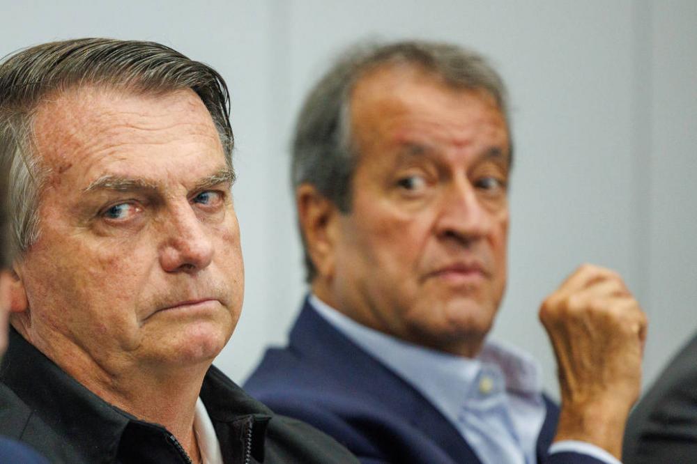 O ex-presidente Jair Bolsonaro e o presidente nacional do PL, Valdemar Costa Neto, em reunião com parlamentares do partido, em São Paulo - Danilo Verpa - 26.jun.2023/Folhapress