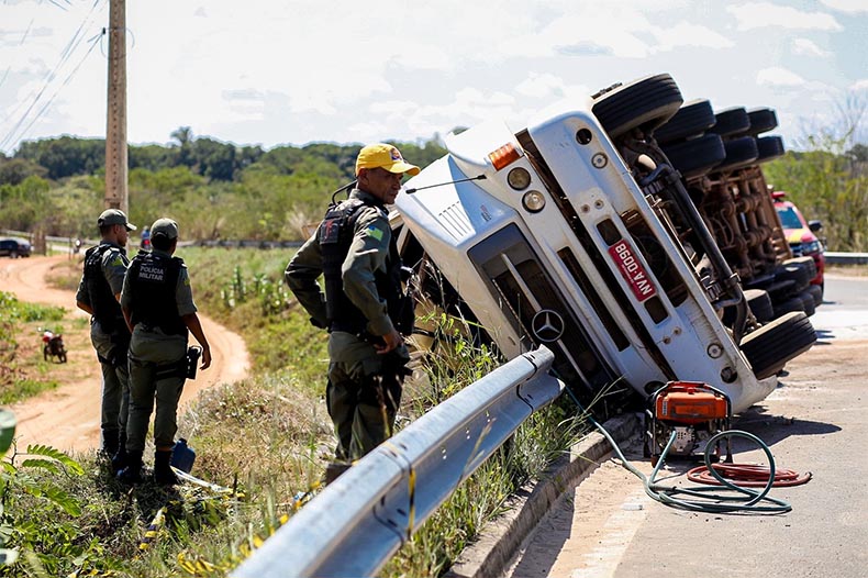 Carreta tomba e motorista morre nas proximidades do Rodoanel