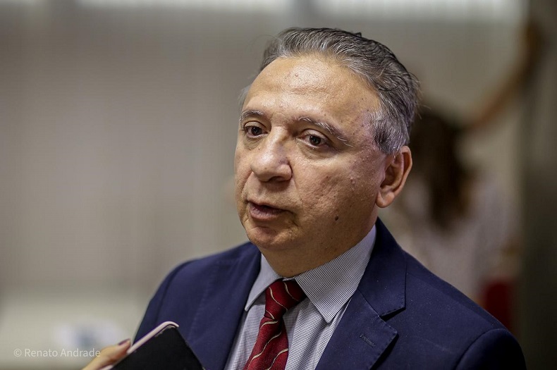 Servidores efetivos e aposentados não terão redução de salário, diz secretário
