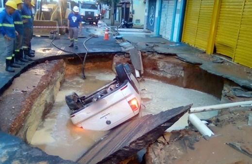 Carro é engolido por cratera após rompimento de adutora em Teresina