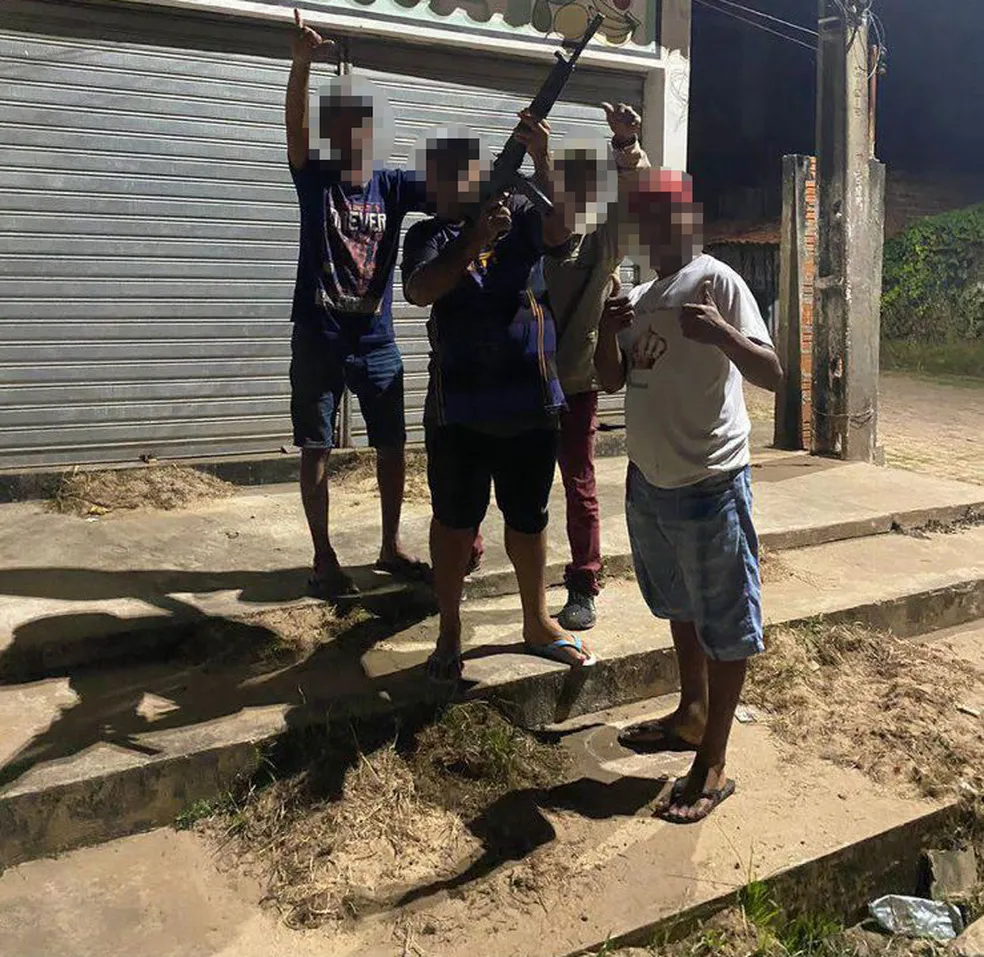 Grupo é filmado com fuzil furtado de delegacia e atirando em via pública na cidade de Miguel Alves — Foto: Reprodução/Redes sociais