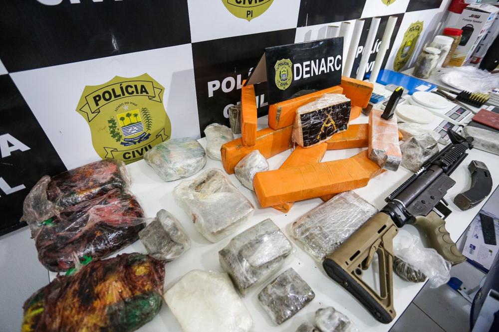 Empresário é preso com fuzil e drogas avaliadas em R$ 200 mil