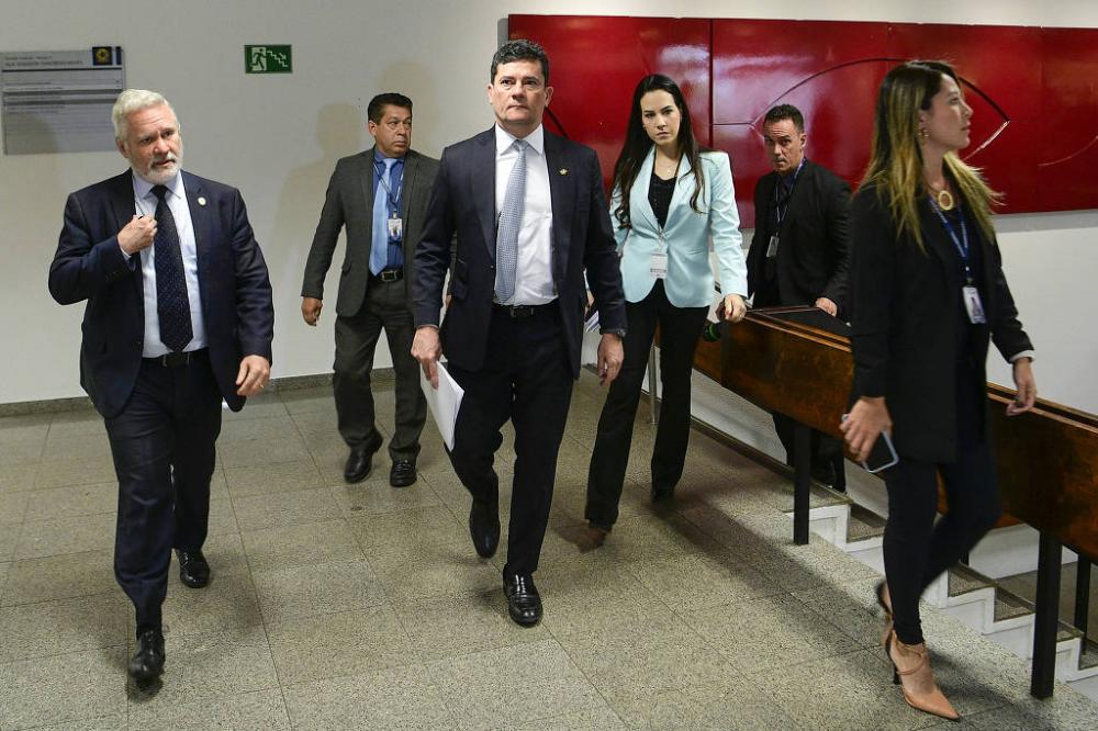 Moro anda pelos corredores do Senado acompanhado por assessores e policiais legislativos - Pedro França/Agência Senado
