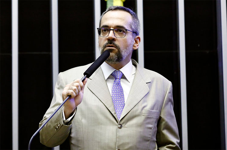 Parlamentares preparam ofensiva contra Ministro da Educação