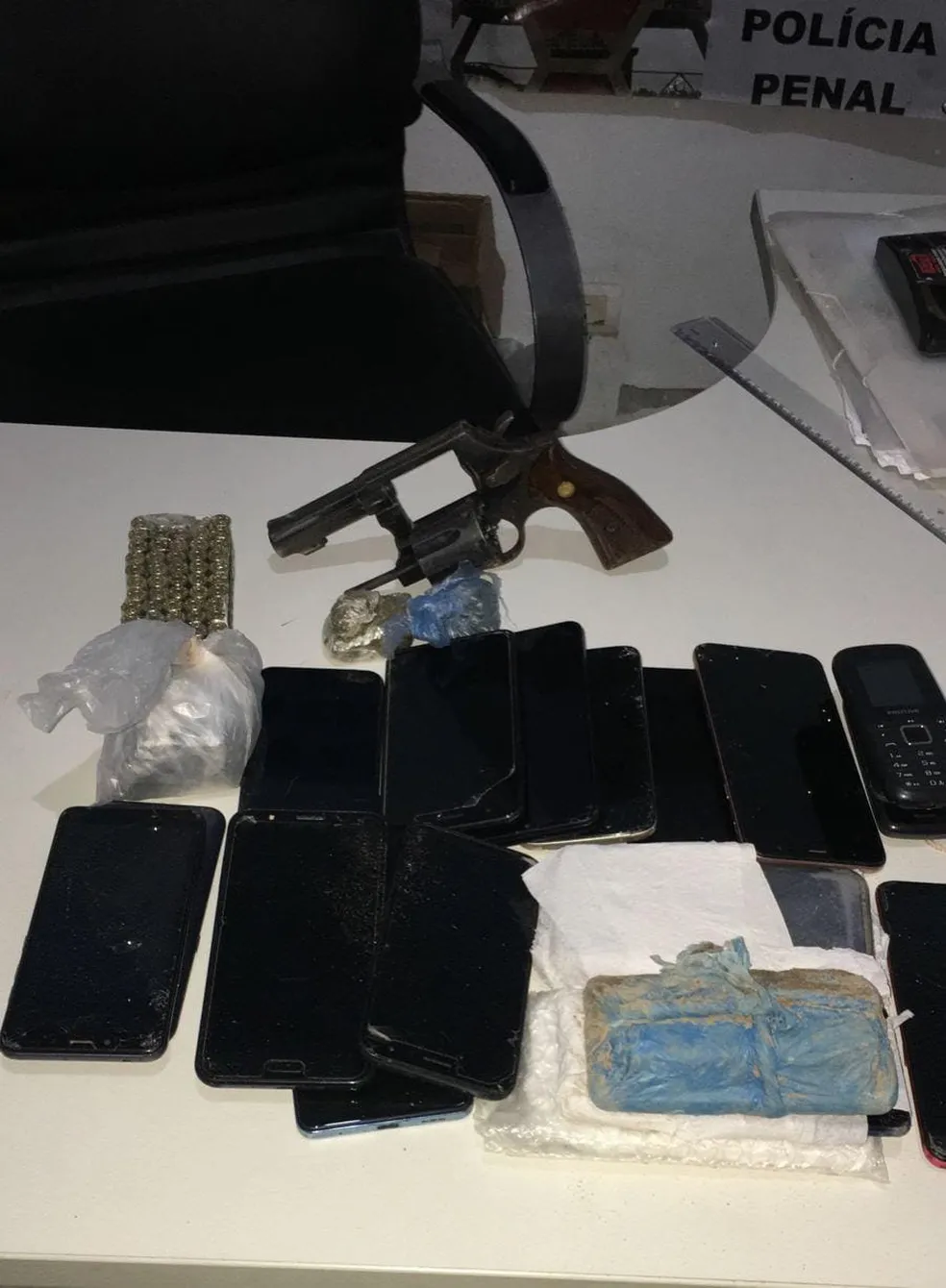 Policiais penais encontram celulares, drogas e arma de fogo em penitenciária no Piauí