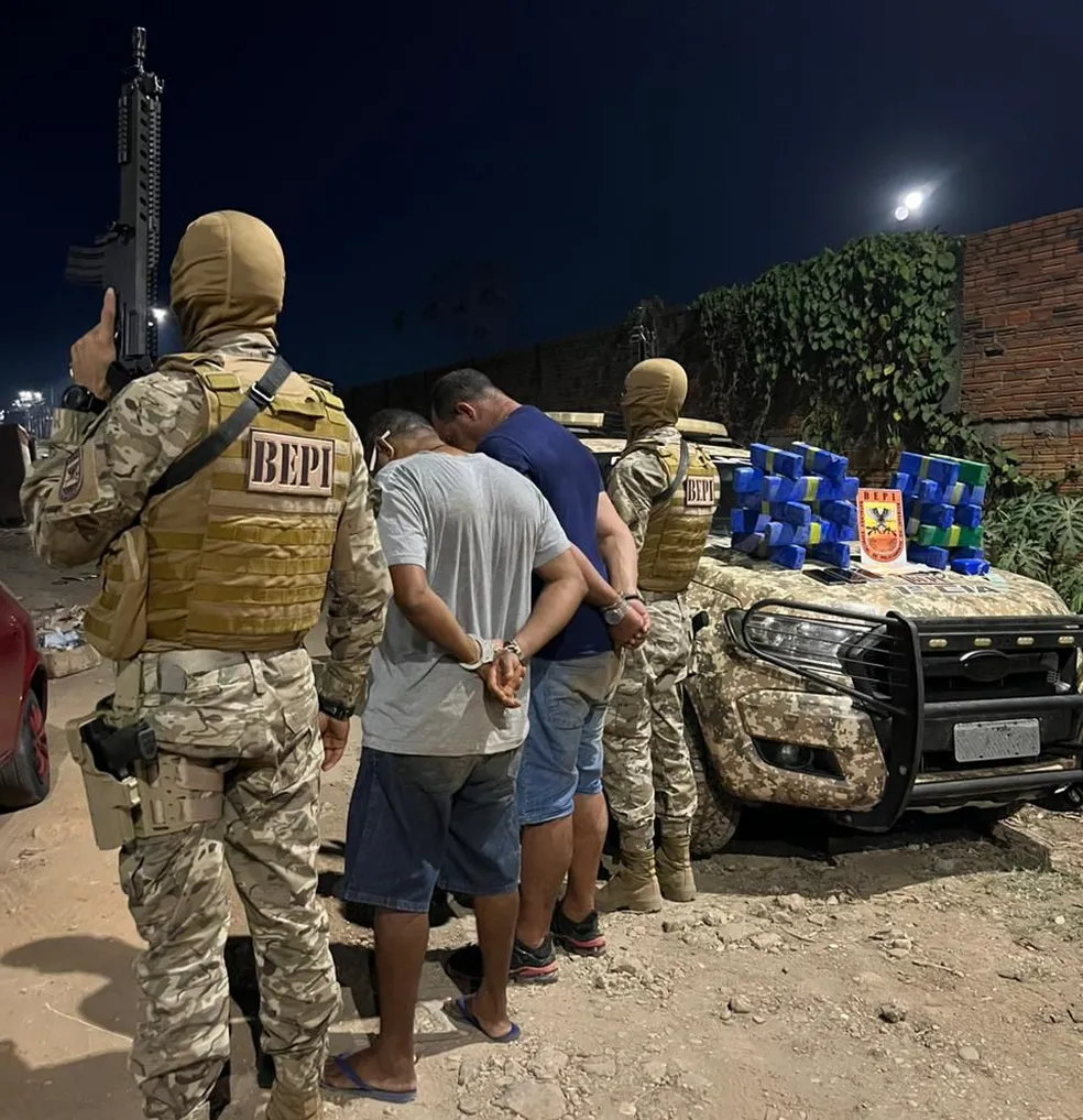 Polícia intercepta carro sem placa e chega a 21 kg de maconha enterrados