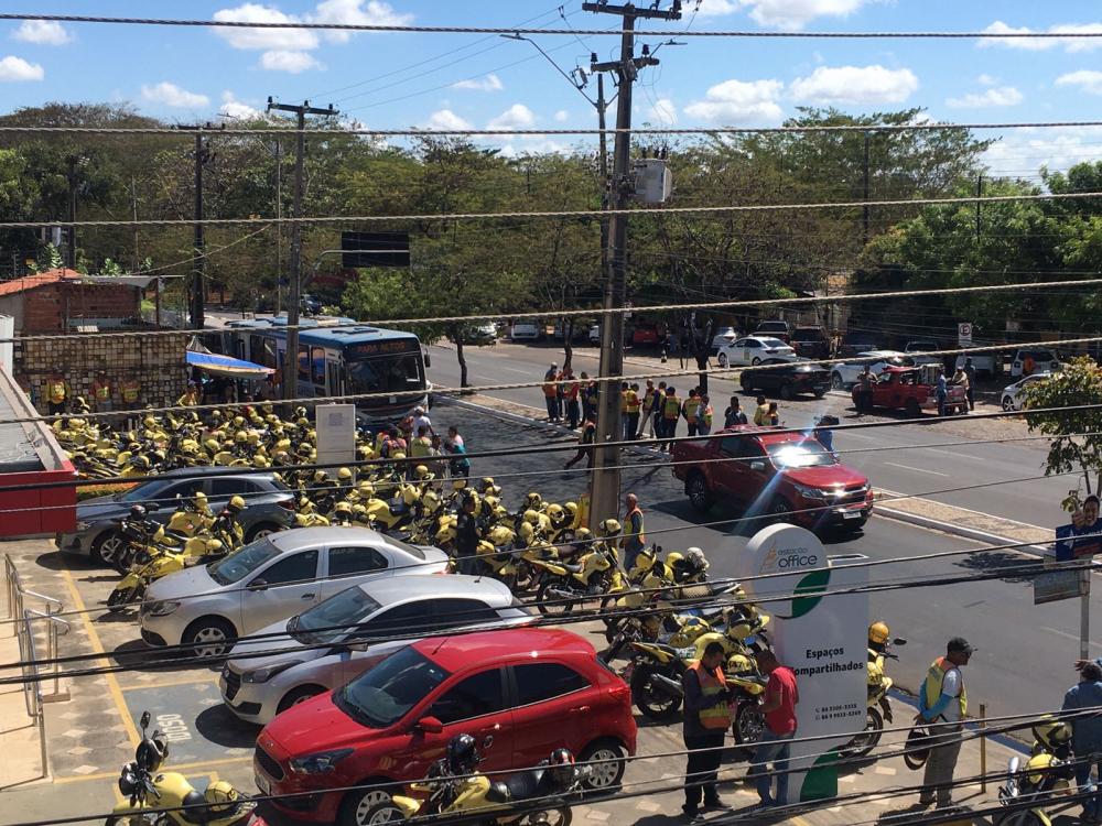 Mototaxistas protestam contra Uber no Ministério Público do Trabalho