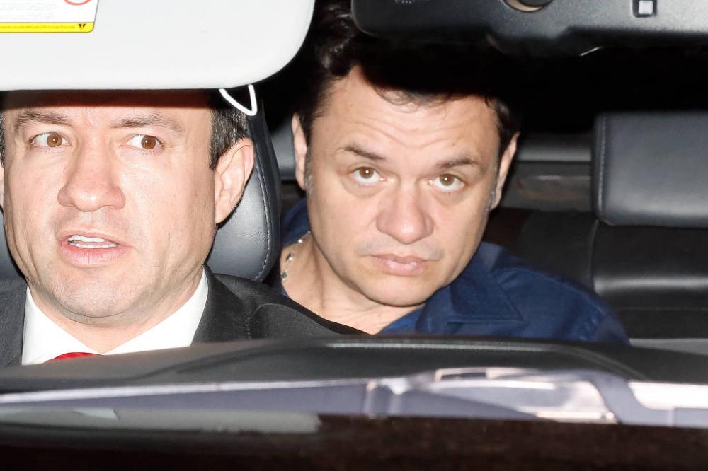O ex-ministro Anderson Torres (à direita) sai da prisão, onde estava desde janeiro, em Brasília - Pedro Ladeira - 11.mai.23/Folhapress