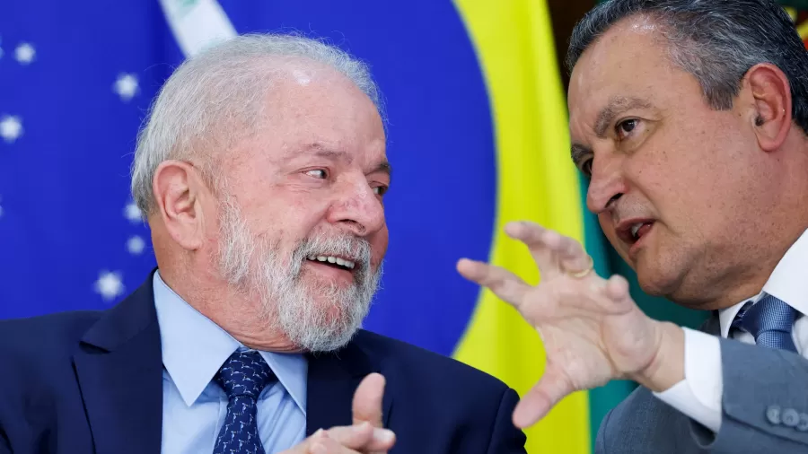 O presidente Lula (PT) e o ministro-chefe da Casa Civil, Rui Costa, em reunião com ministros no Palácio do Planalto | Imagem: REUTERS/Adriano Machado