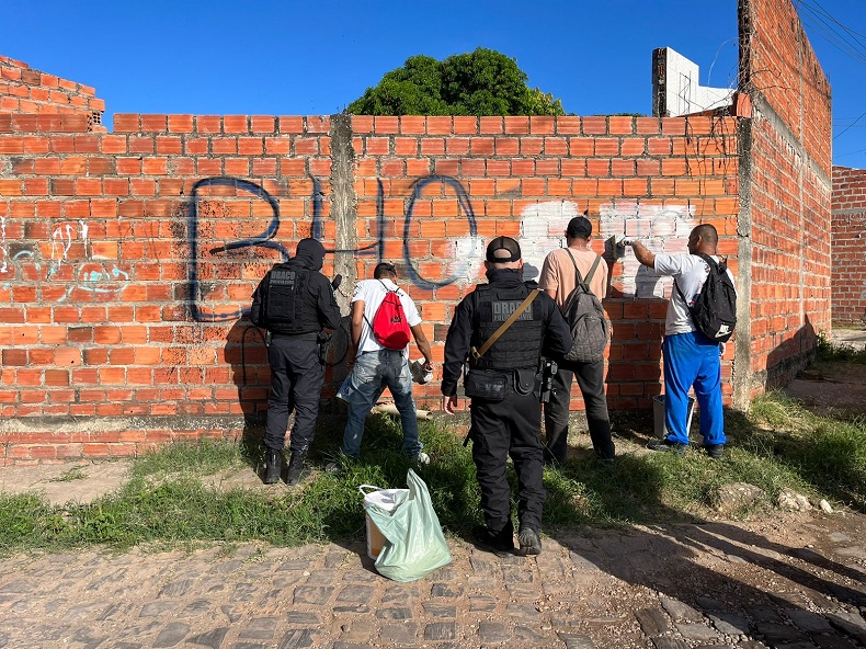 Draco apaga pichações de facção criminosa na zona Sul de Teresina 