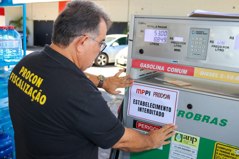Procon interdita postos de combustíveis em Teresina por práticas abusivas