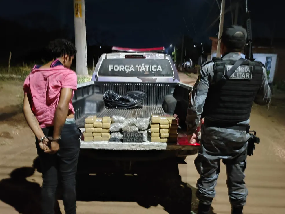 Polícia encontra mais de 50 pacotes de droga em bagageiro de carro de aplicativo