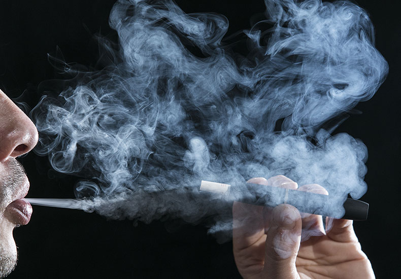 Entra em vigor lei que proíbe uso de cigarros e vapes em ambientes coletivos