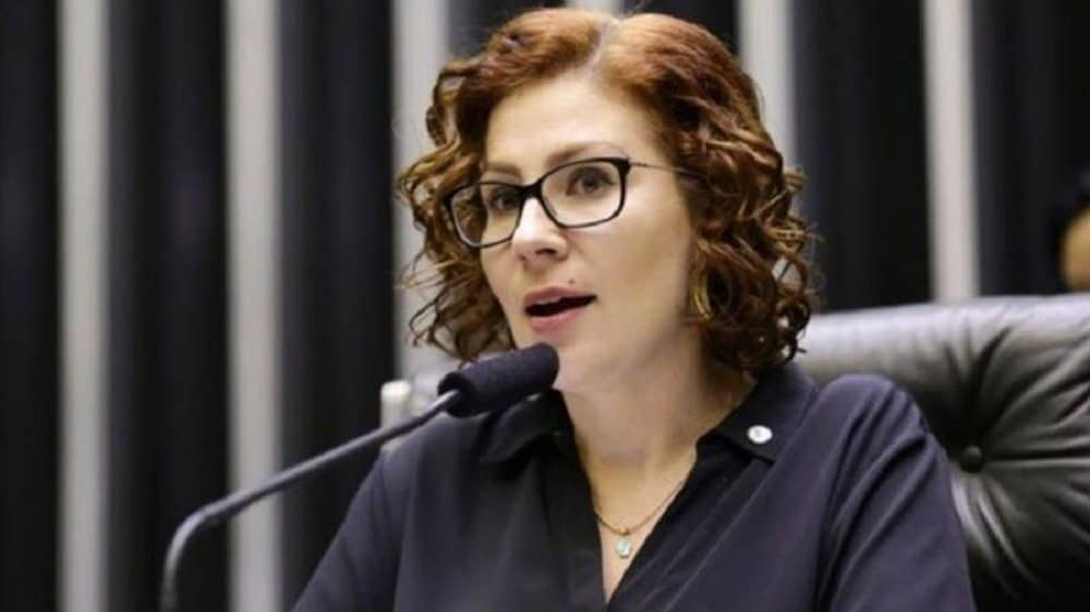 PF intima Carla Zambelli a depor após declarações de hacker da 'Vaza Jato' a CPI