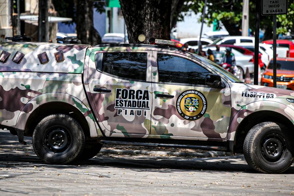 Polícia fecha Praça da Bandeira contra venda de celulares roubados