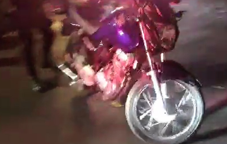 Motoqueiro foge de blitz, causa acidente e passageira fica gravemente ferida