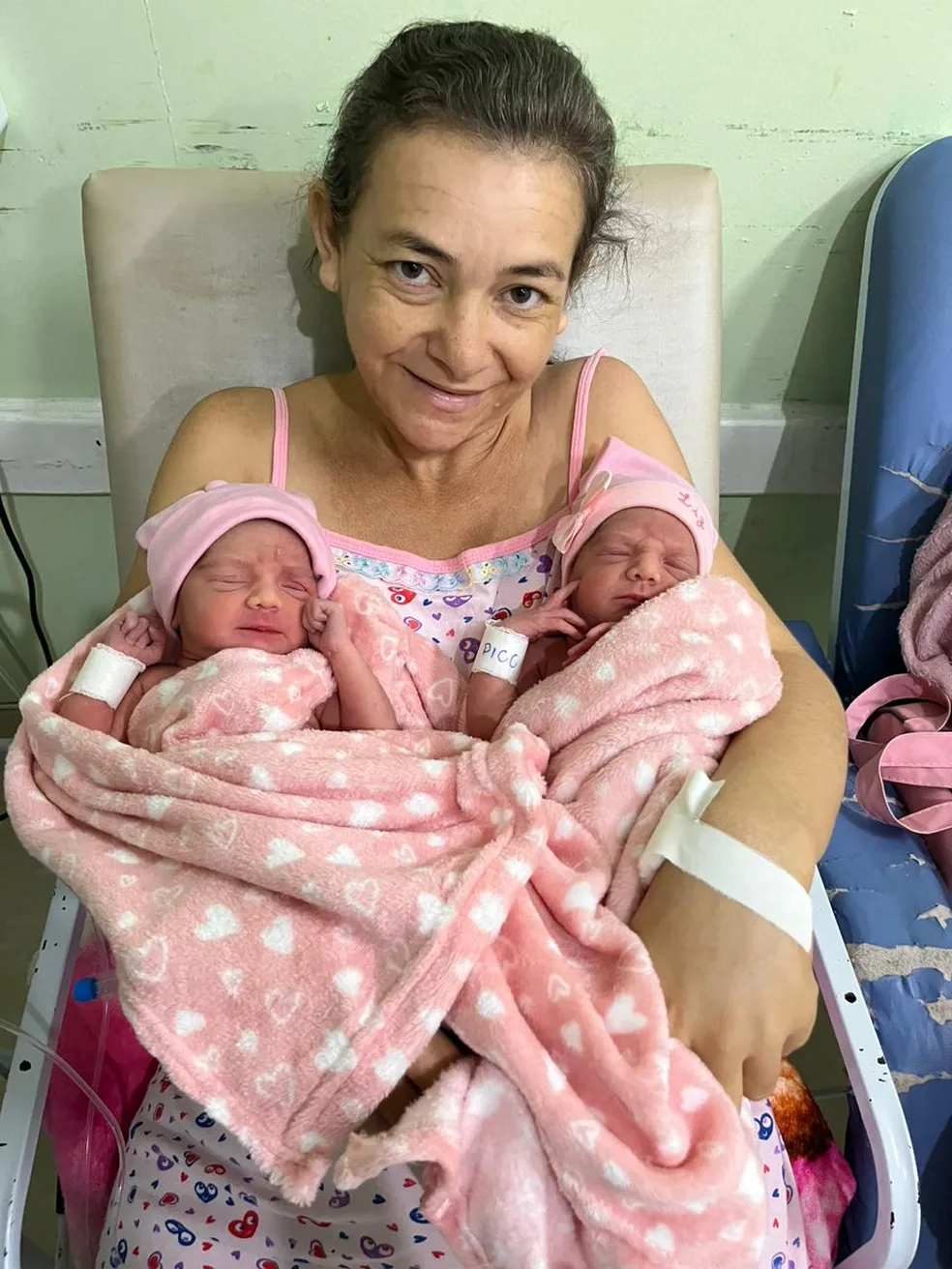 Lucineide Rodrigues, de 42 anos, deu à luz às gêmeas Luna Vitória e Liz Valentina — Foto: Divulgação/Sesapi