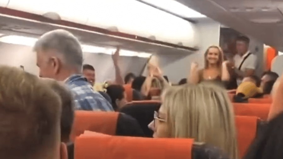 Casal que fez sexo em avião é ovacionado por passageiros