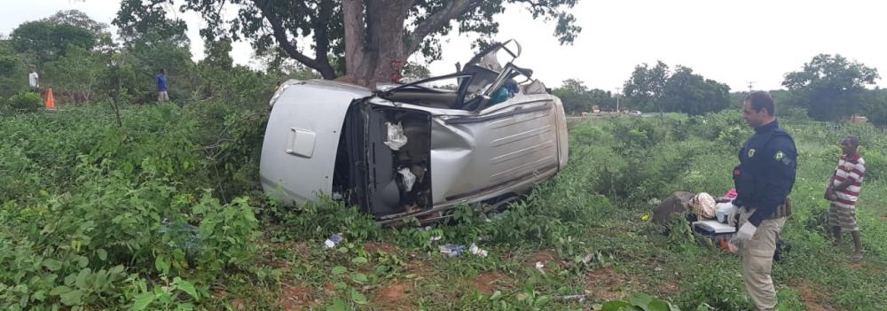 Hilux sai da pista, colide em árvore e motorista morre na BR-135