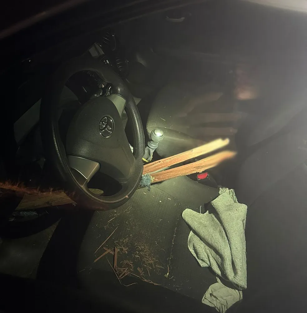 Motorista é atingido no peito por estaca de madeira que se soltou de ponte