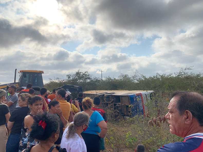 Ônibus com romeiros de Teresina sofre acidente em Pernambuco, deixa feridos e um morto