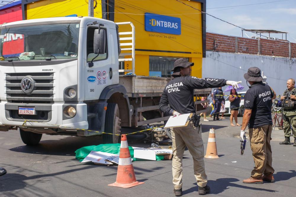 Ex-policial morre em acidente entre moto e caminhão da Litucera em Teresina