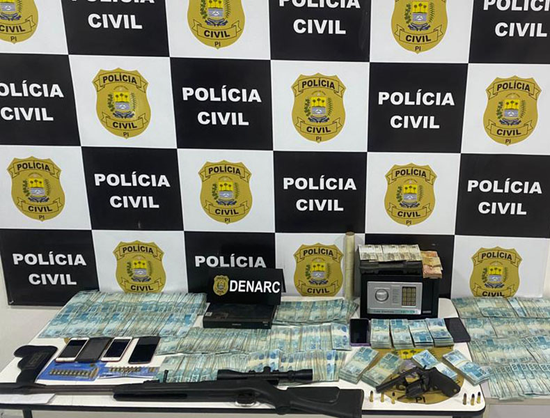 Operação contra o tráfico de drogas apreende cofre e cerca de R$ 150 mil