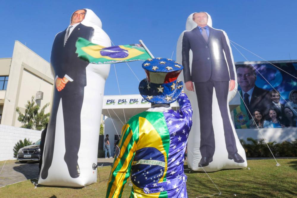 PSL usou verba pública até para fazer bonecões infláveis de Bolsonaro