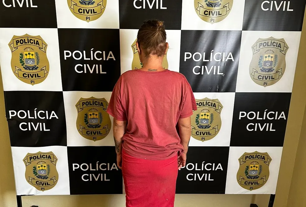 Polícia prende suspeita de matar marido com amante e fingir que estava dormindo durante o crime