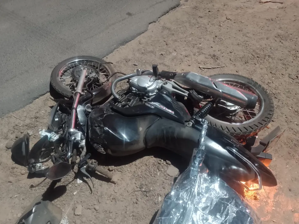 Casal morre após moto invadir contramão e colidir contra carro
