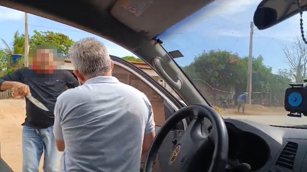 Armado com uma faca, vereador agride jornalista durante fiscalização em Cocal