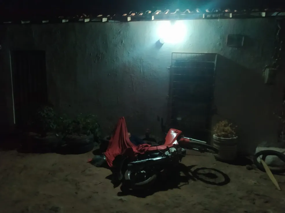 Mãe é morta com tiro na cabeça, na porta de casa, um mês após assassinato do filho