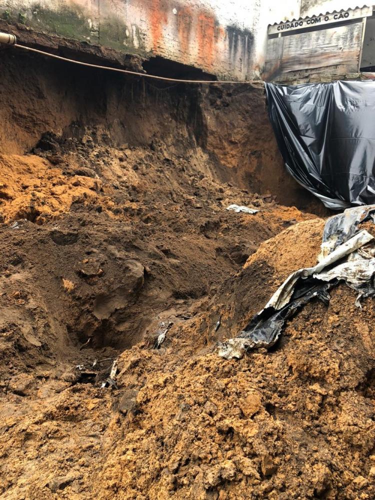Quatro operários ficam soterrados em obra e são resgatados pelos bombeiros
