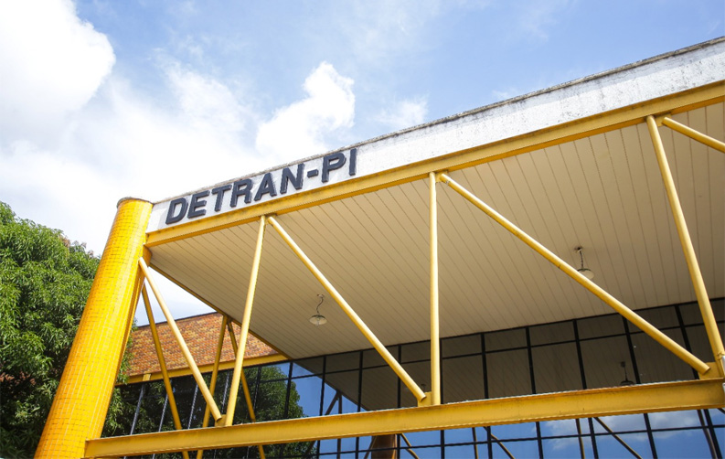 Polícia prende suspeitos de retirar veículos ilegalmente no Detran