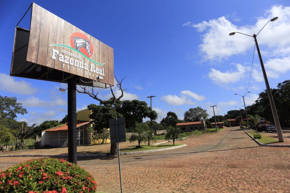 Criminosos invadem condomínio de luxo, fazem família refém e roubam R$ 400 mil em Teresina