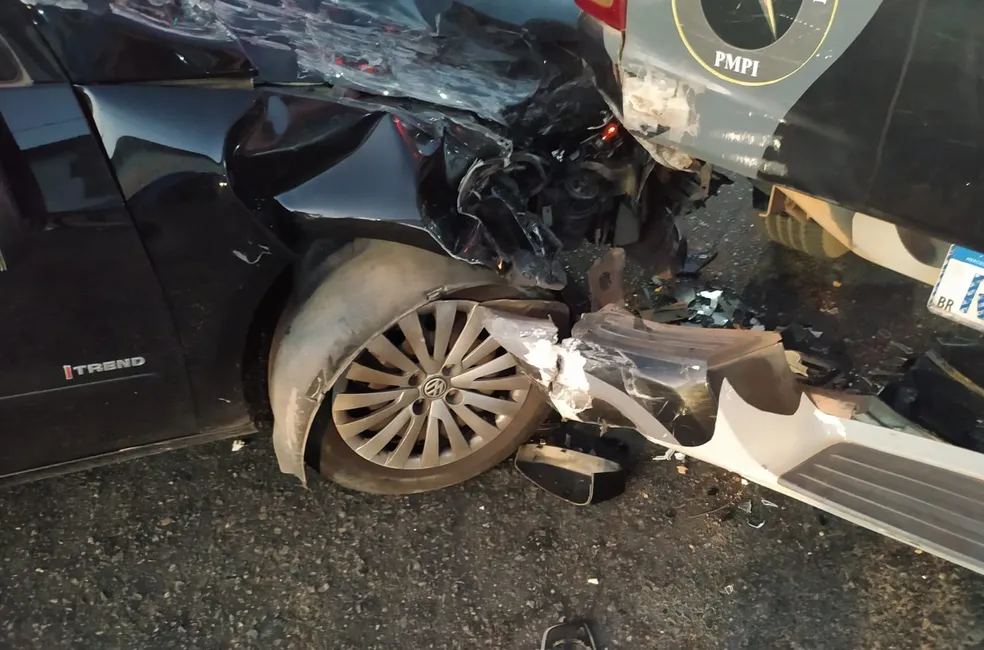 Motorista embriagado colide com viatura da Polícia Militar em Parnaíba, no Piauí — Foto: Reprodução