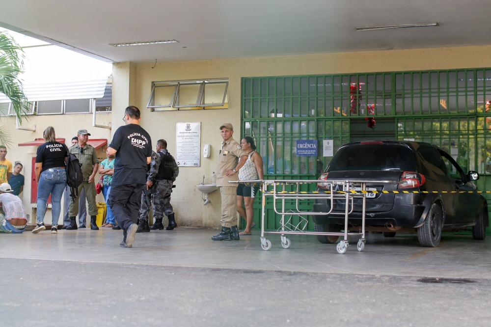 A vítima morreu dentro do veículo preto no HUT | Foto: Marcelo Cardoso