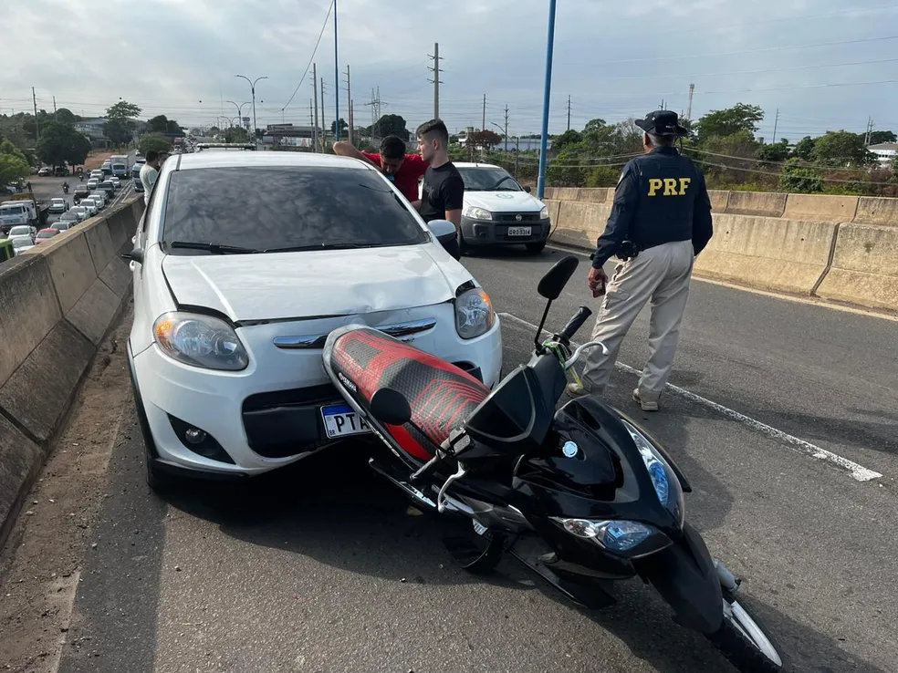 Condutora se recusa a sair do carro e fazer exame do bafômetro após acidente com moto