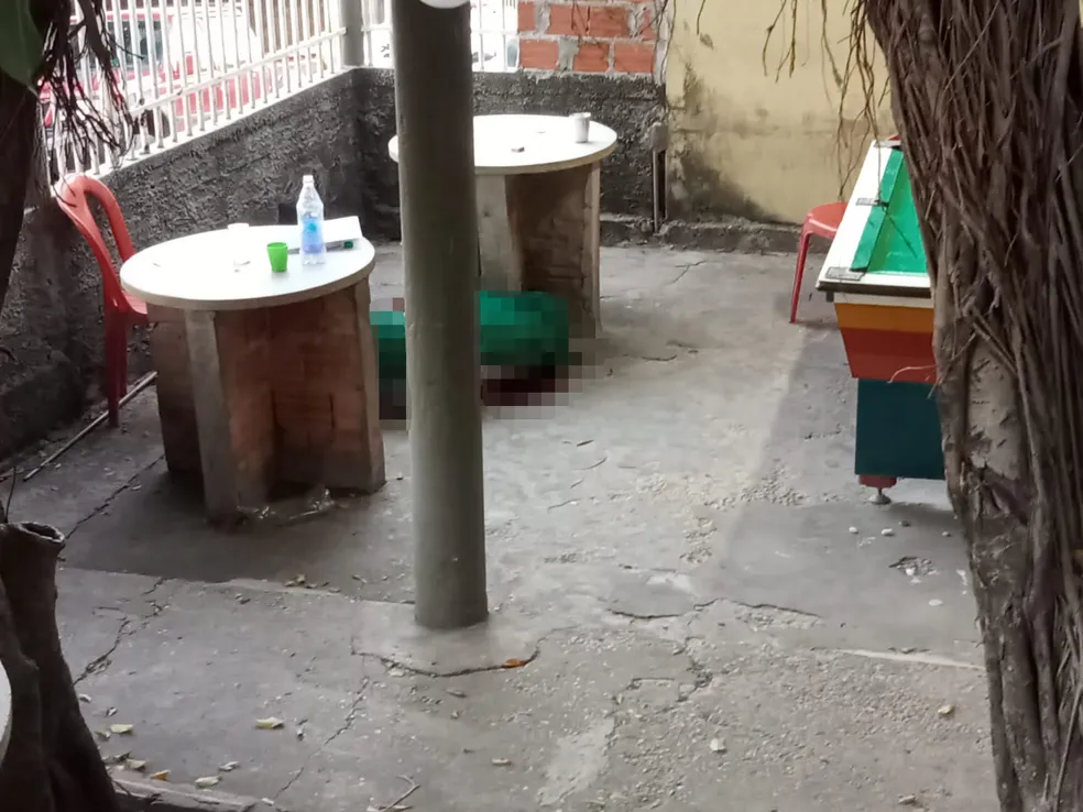Criminosos encapuzados invadem bar e matam jovem na Zona Leste de Teresina — Foto: Fernando Oliveira