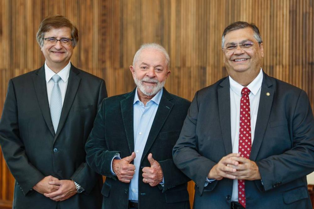 O presidente Lula (PT), ao lado de Paulo Gonet (esq) e Flávio Dino (dir), indicados à PGR e STF, respectivamente - Ricardo Stckert - 27.nov.2023/PR