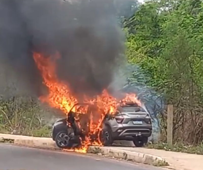 Carro de médica suspeita de provocar morte no trânsito em Teresina é incendiado