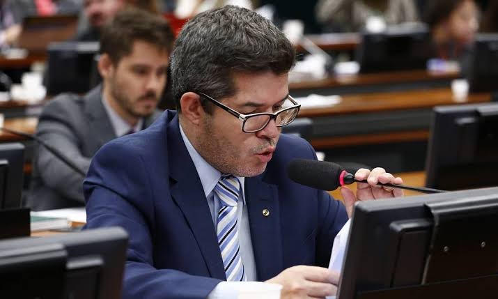 “Só falta fazer a busca na casa do Queiroz”, ironiza líder do PSL