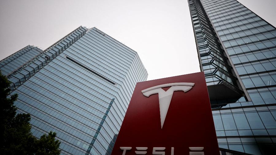 Um logotipo da Tesla é visto fora de um showroom da montadora em Pequim, China, 31 de maio de 2023 | Imagem: THOMAS PETER/REUTERS